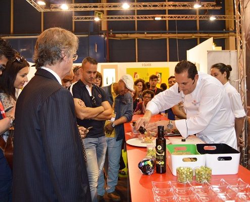 Showcooking by chef Jesús Bracero with AOVE D.O. Montes de Granada and Asparagus of the IGP Huétor Tájar. 