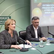 La consejera de Agricultura de Andalucía, Carmen Ortiz, y el secretario general de Agricultura y Alimentación. Imagen: Junta de Andalucía.