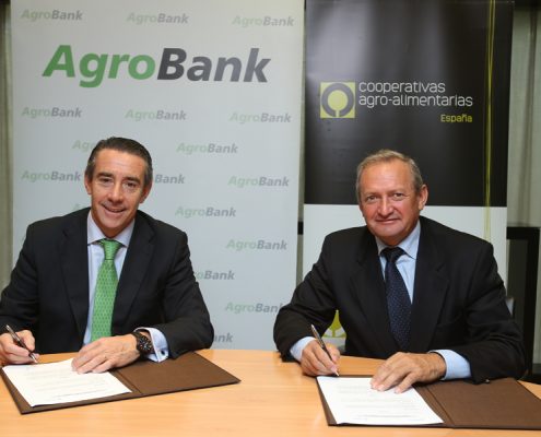 Firma del convenio entre Caixa Bank y Cooperativas Agroalimentarias. Imagen: Cooperativas Agroalimentarias.