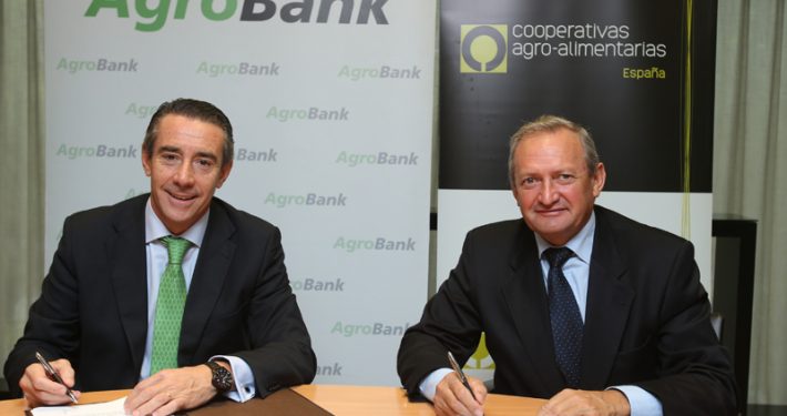 Firma del convenio entre Caixa Bank y Cooperativas Agroalimentarias. Imagen: Cooperativas Agroalimentarias.