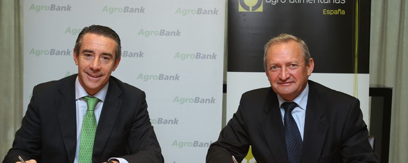 Firma del convenio entre Caixa Bank y Cooperativas Agroalimentarias. Imagen: Cooperativas Agroalimentarias.