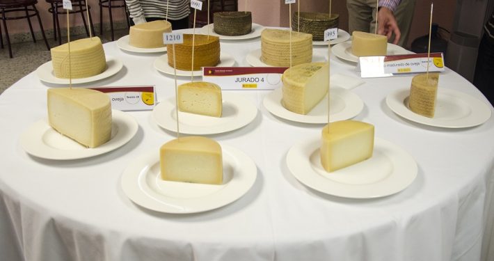 Concurso para decidir el queso premiado en el concurso “Alimentos de España al mejor Queso 2015”. Imagen: Magrama