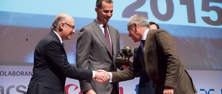 Cristóbal Montoro, Felipe VI y Benito Orihuel en la entrega del premio Cepyme 2015 a Citrosol. Foto: Citrosol.