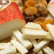 Los quesos españoles ganan fama global mientras enfrentan desafíos locales.
