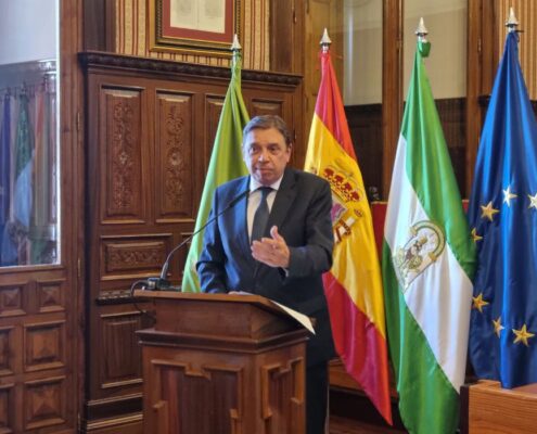 Luis Planas destaca la importancia del aceite de oliva en nuestro país y su potencial para la salud.
