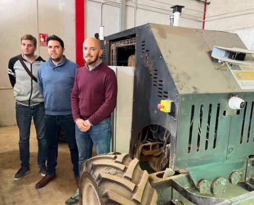 El equipo investigador junto al tractor autónomo