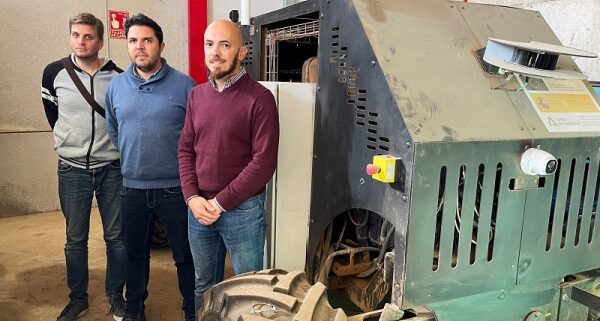 El equipo investigador junto al tractor autónomo